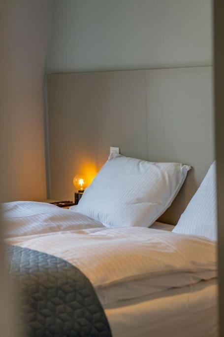 Georgie Light, Lofty Luxurious